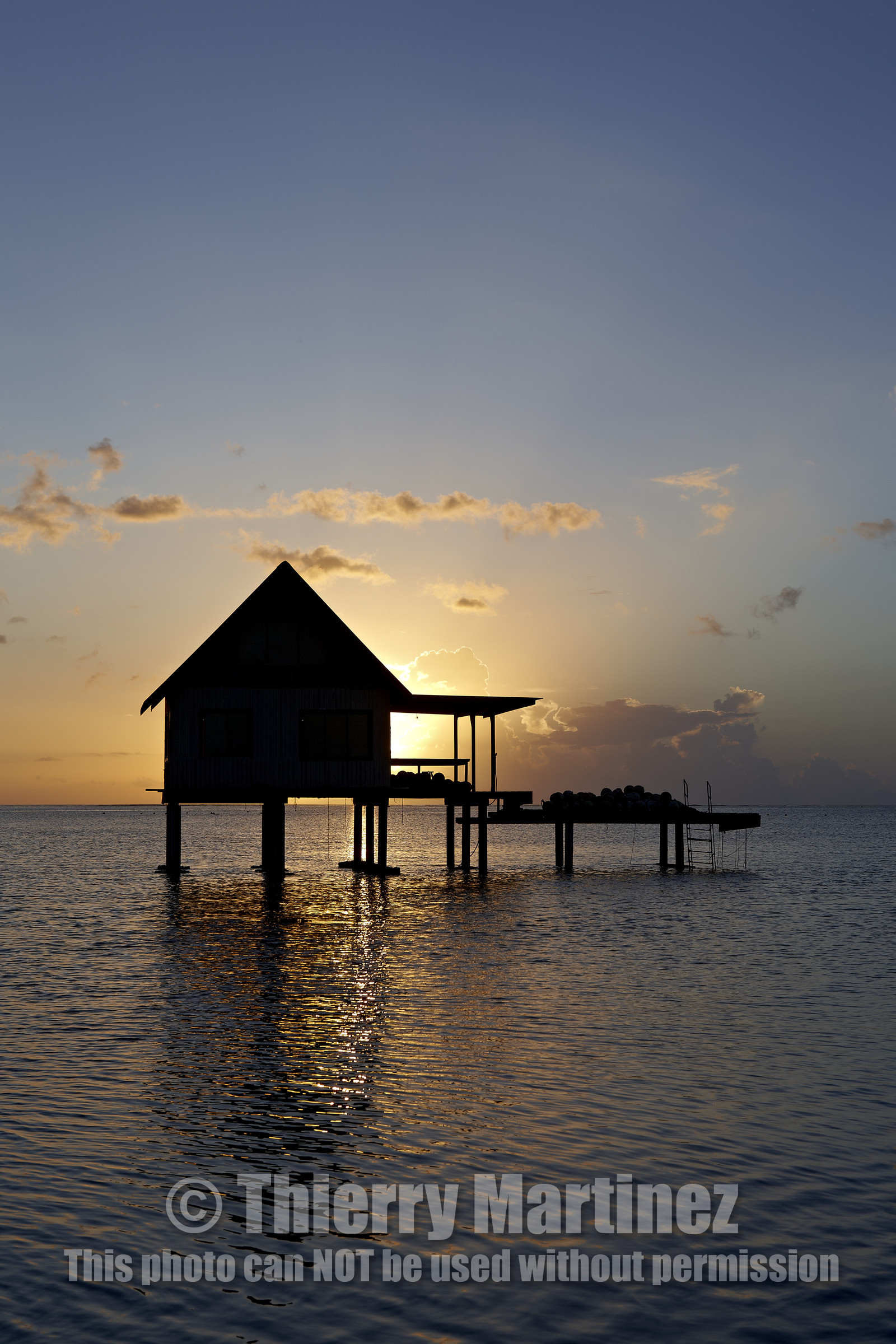 15_025457  ©ThMartinez Sea&Co.  RAIATEA - ILES SOUS LE VENT. POLYNESIE FRANCAISE .  2 Février 2015. ..Ferme perliere dans le lagon de Raiatea au couché du soleil.
