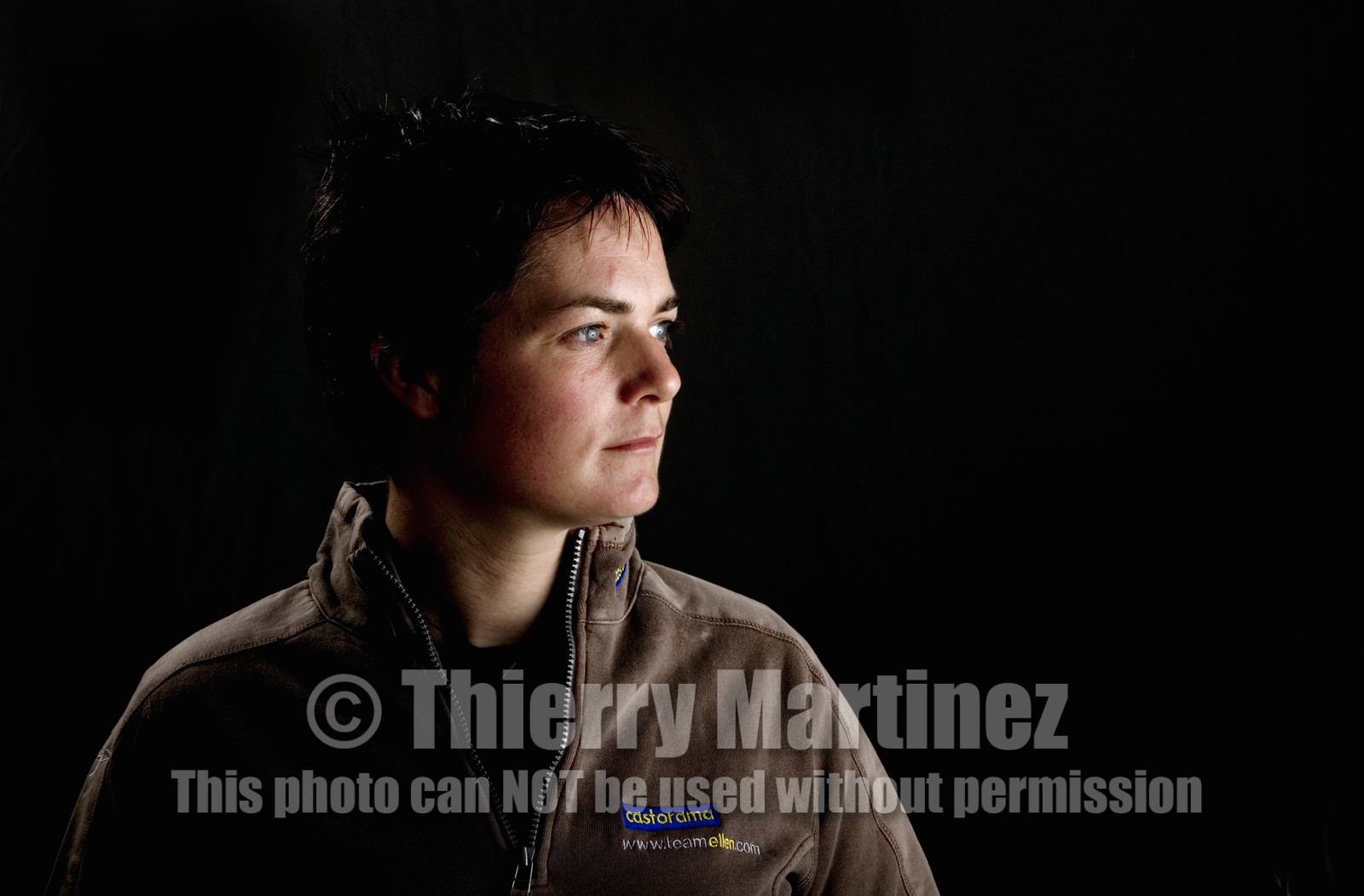 Ellen MacArthur Solo round the world record , finish(FRA)