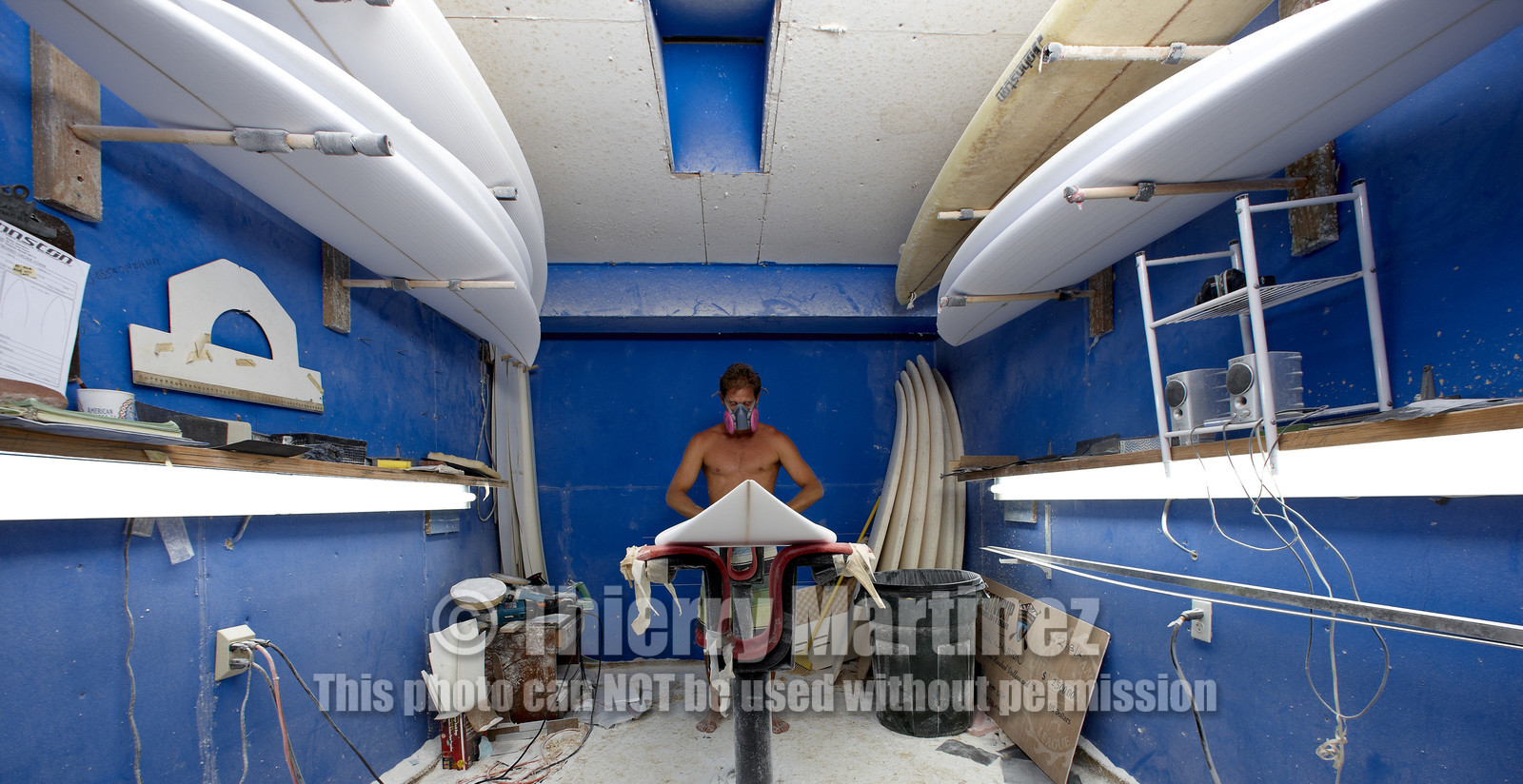 SHAPING A SURF BOARD.  NORTH SHORE (North Shore - Oahu Island - Hawaii-USA)