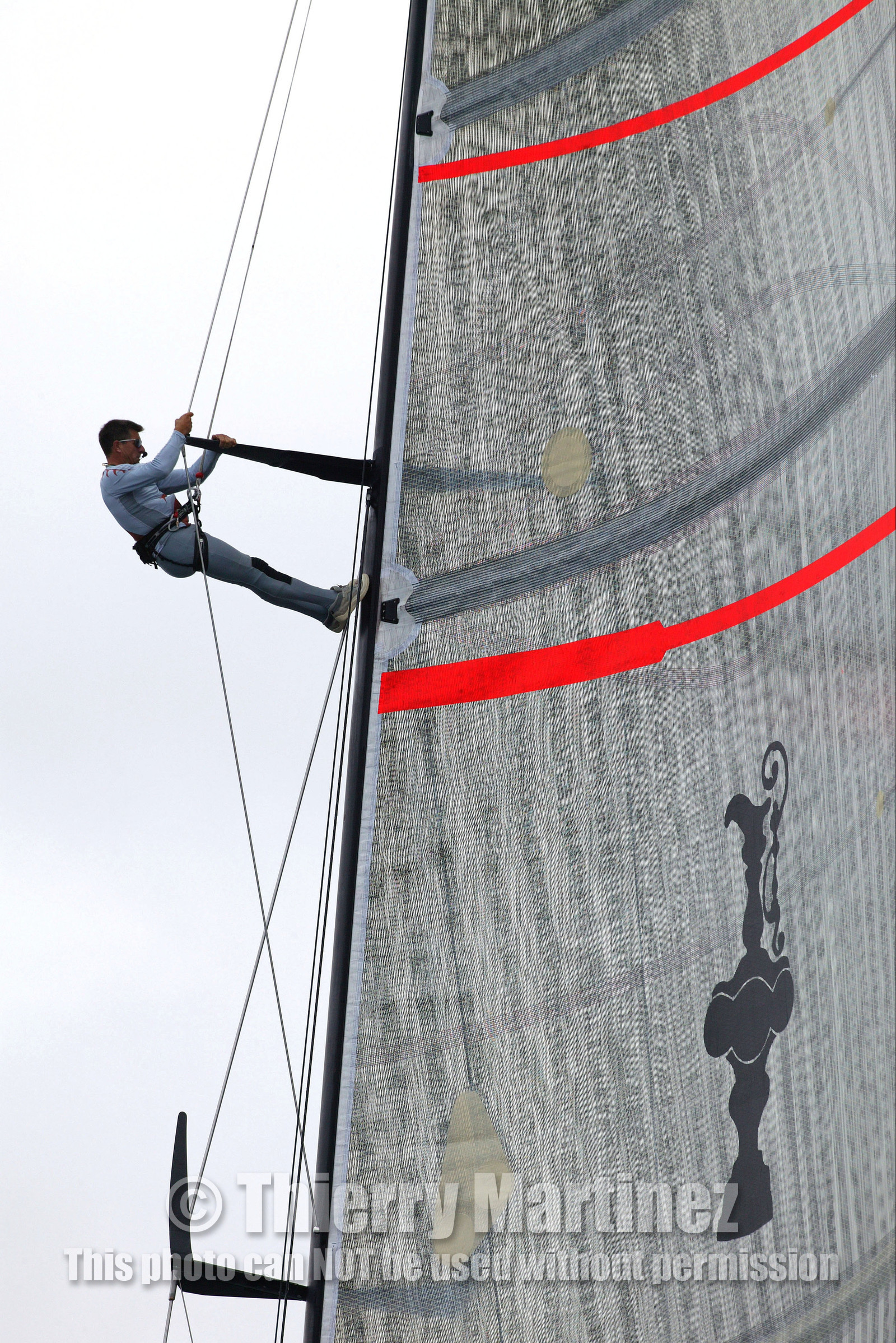 03_1010D © Th.Martinez . Auckland   New Zealand. 20th February 2003 America's Cup 2003, Day 4 Race cancelled Alinghi(SUI64) vs Team New Zealand(NZL82) Murray Jones in the mast looking for breeze.