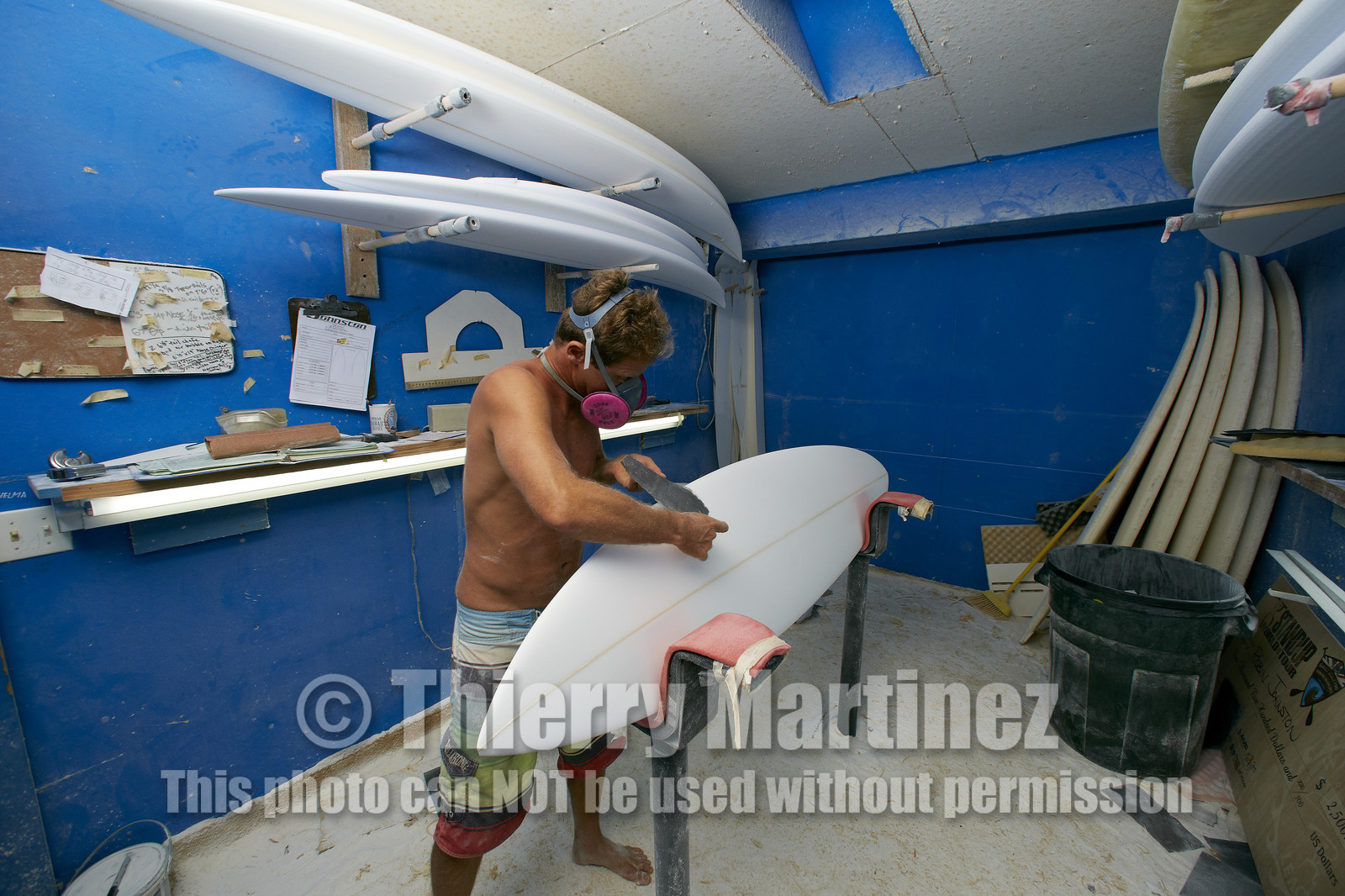 SHAPING A SURF BOARD.  NORTH SHORE (North Shore - Oahu Island - Hawaii-USA)
