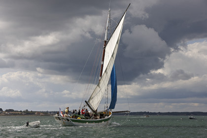 Langoustier  KROG E BARZ sous voile dans le golfe du Morbihan.