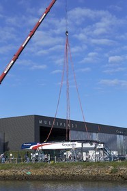 16_32005  ©Th.Martinez Sea&Co.   VANNES - FRANCE. 7 Juillet  2016. .America's Cup. Mise à l'eau de l'AC45 Turbo de Team France, à Vannes (FRA) au chantier Multiplast.