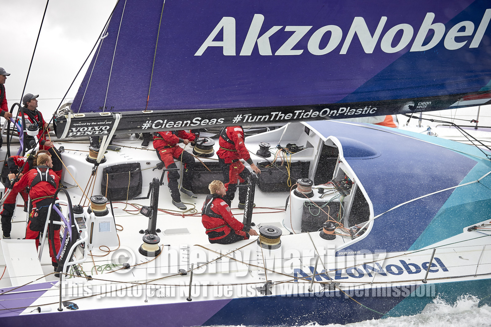 THM-17_062203_team AkzoNobel