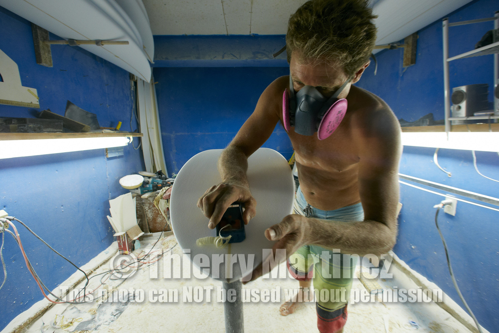 SHAPING A SURF BOARD.  NORTH SHORE (North Shore - Oahu Island - Hawaii-USA)