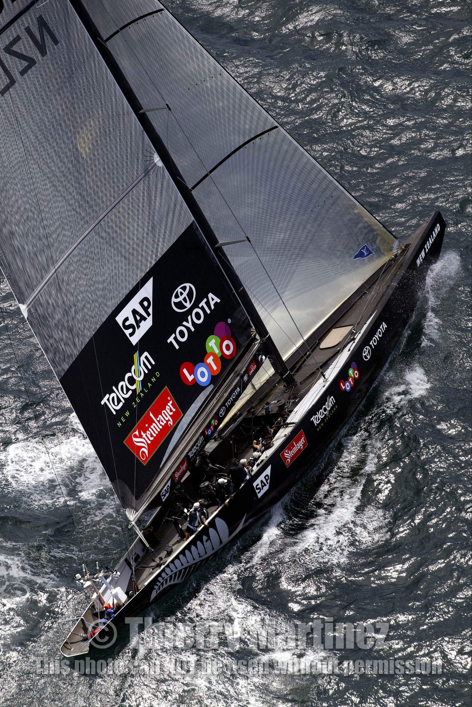 03_0192D ©Th.Martinez - Auckland (NZ) . America's Cup 2003. 18th February 2003. Day 3..Alinghi (SUI 64) vs Team NZ (NZL 82) . Team NZ upwind...