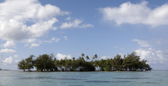 15_024798  ©ThMartinez Sea&Co.  RAIATEA - ILES SOUS LE VENT. POLYNESIE FRANCAISE .  2 Février 2015. ..MOTU dans le lagon de Raiatea.