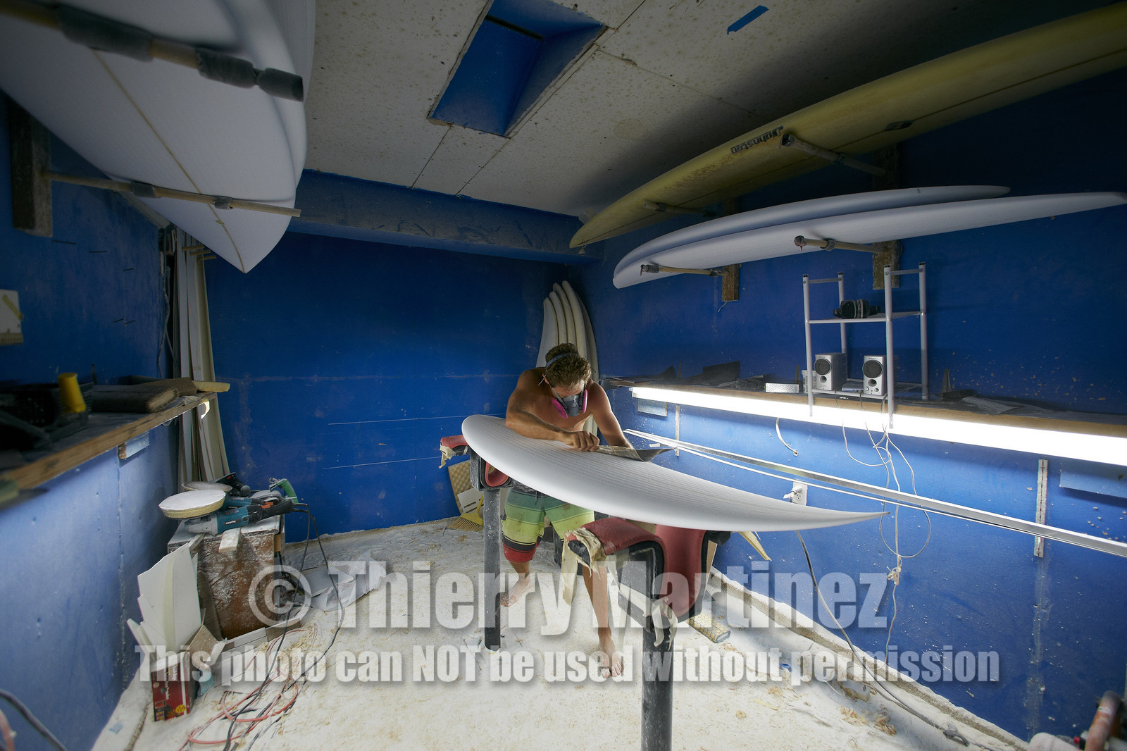 SHAPING A SURF BOARD.  NORTH SHORE (North Shore - Oahu Island - Hawaii-USA)