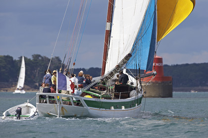 Langoustier  KROG E BARZ sous voile dans le golfe du Morbihan.