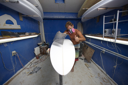 SHAPING A SURF BOARD.  NORTH SHORE (North Shore - Oahu Island - Hawaii-USA)