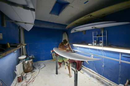 SHAPING A SURF BOARD.  NORTH SHORE (North Shore - Oahu Island - Hawaii-USA)