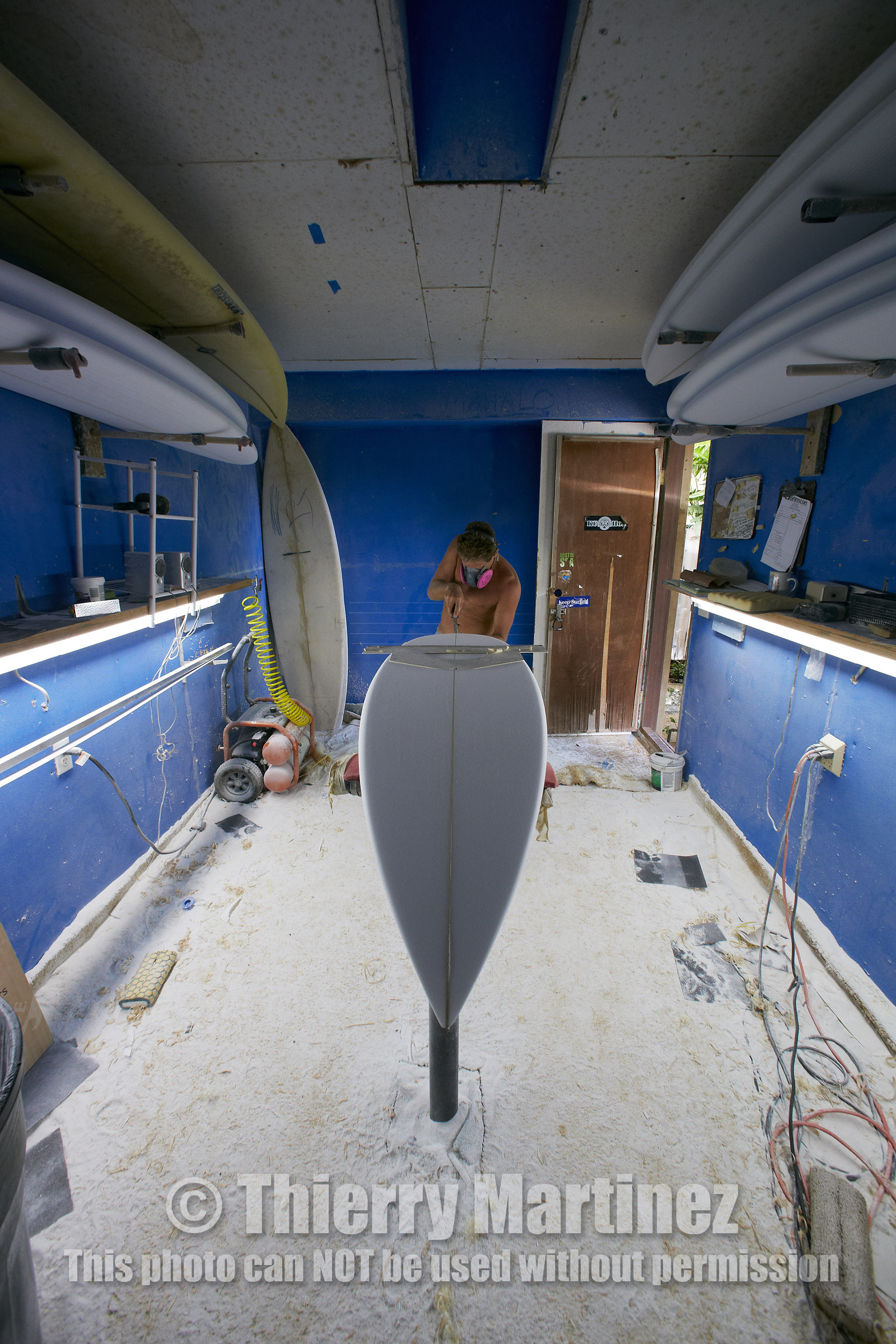 SHAPING A SURF BOARD.  NORTH SHORE (North Shore - Oahu Island - Hawaii-USA)