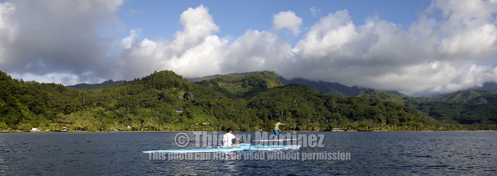 15_025194  ©ThMartinez Sea&Co.  RAIATEA - ILES SOUS LE VENT. POLYNESIE FRANCAISE .  2 Février 2015. ..Jeunes tahitiens pratiquant des sports nautiques dan sle lagon de Raiatea