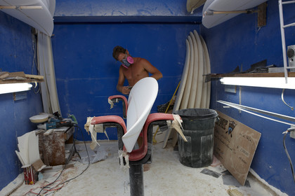 SHAPING A SURF BOARD.  NORTH SHORE (North Shore - Oahu Island - Hawaii-USA)